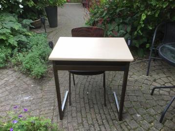 Schooltafeltje met stoel uit jaren ‘80 beschikbaar voor biedingen