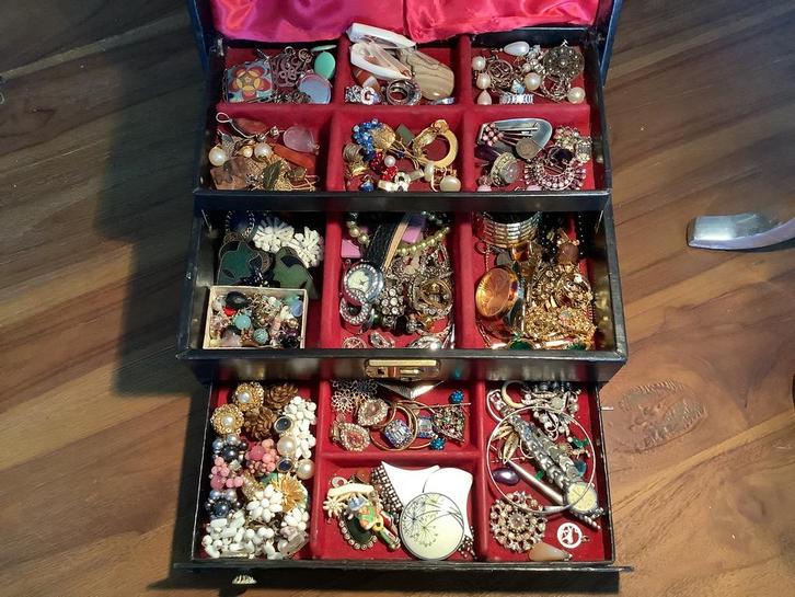 LOT MET HORLOGES, SIERADEN VINTAGE EDELSTENEN ZILVER IN DOOS, Sieraden, Tassen en Uiterlijk, Antieke sieraden, Oorbellen, Zilver