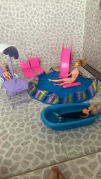 Zwembad voor barbie met 3 poppen, glijbaan, tafel en stoelen, Ophalen of Verzenden, Zo goed als nieuw, Barbie