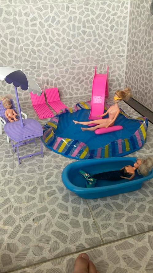 Zwembad voor barbie met 3 poppen, glijbaan, tafel en stoelen, Kinderen en Baby's, Speelgoed | Poppen, Zo goed als nieuw, Barbie