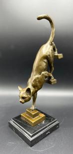 Bronzen kat die van de trap afloopt., Ophalen of Verzenden