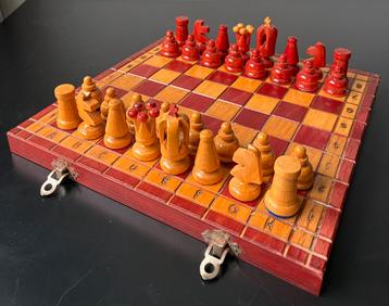 Inklapbaar schaakbord met schaakstukken. beschikbaar voor biedingen