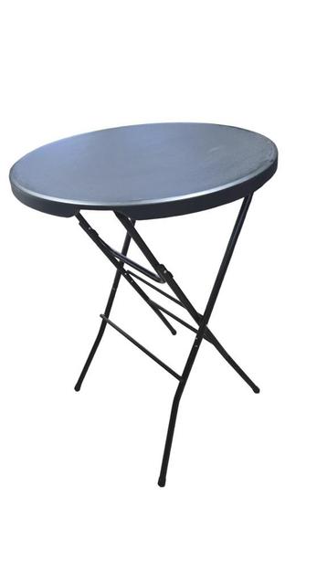 te huur sta tafels beschikbaar voor biedingen