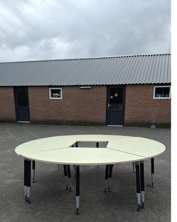 Set ronde tafels 245 cm rond beschikbaar voor biedingen