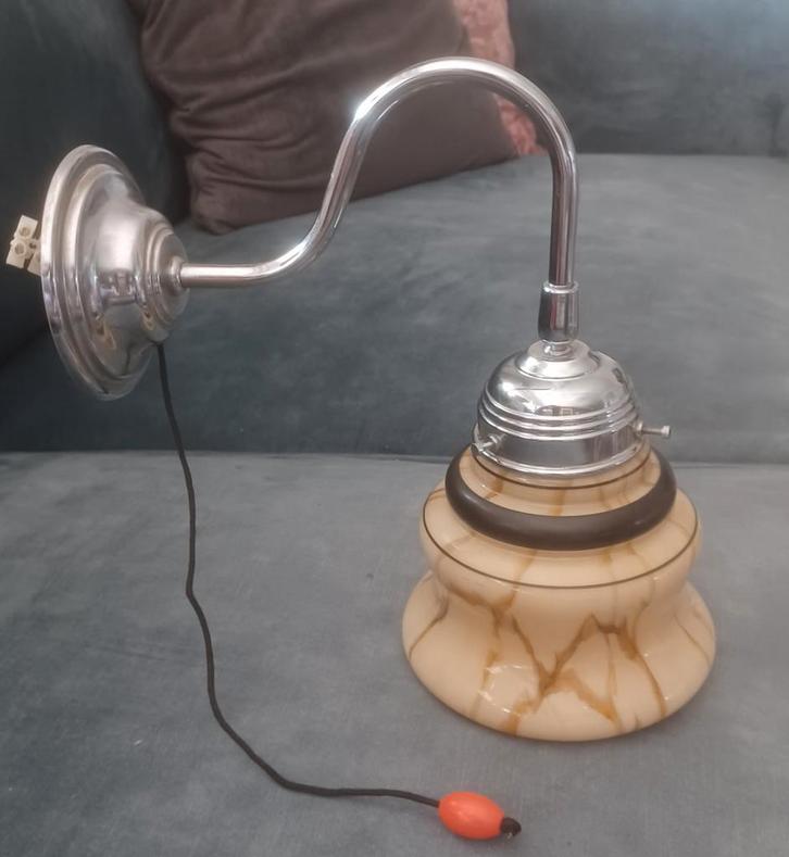 Vintage chromen wandlamp met schakelaar glas marmerkapje, Antiek en Kunst, Antiek | Lampen, Ophalen of Verzenden