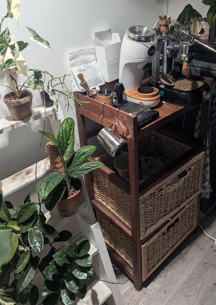 A vintage wooden chest with rattan baskets (36*50*93 cm), Huis en Inrichting, Kasten | Boekenkasten, Gebruikt, 50 tot 100 cm, Minder dan 100 cm