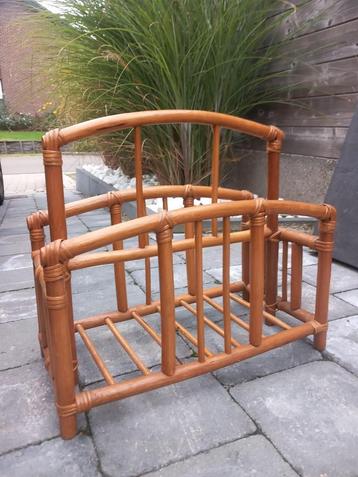 Vintage rotan krantenhouder  beschikbaar voor biedingen