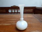 Vintage sierlijk opaline vaasje, 19 cm., Ophalen of Verzenden
