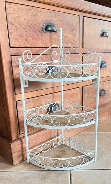 Brocante metalen etagère / wandrek met hout beschikbaar voor biedingen