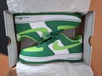 Nike Air Force 1 Low Shamrock St Patrick's Day (2021) / 45, Kleding | Heren, Schoenen, Overige kleuren, Nike, Nieuw, Ophalen of Verzenden