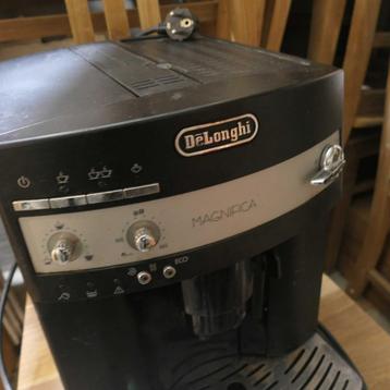 2 x Volautomatische espressomachiner Delonghi Magnifica beschikbaar voor biedingen