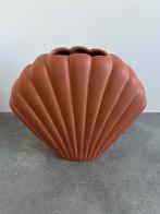 HK living schelp vaas terra terracotta kleur japandi vaas, Huis en Inrichting, Overige kleuren, Aardewerk of Porselein, Ophalen of Verzenden
