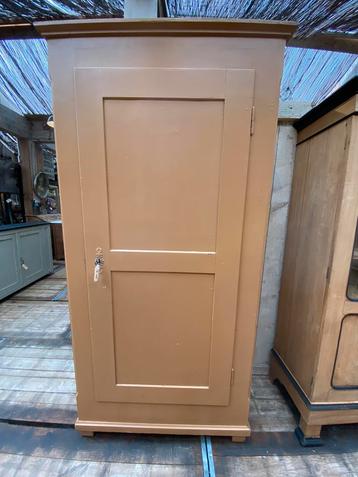Brocante kast uit Frankrijk beschikbaar voor biedingen