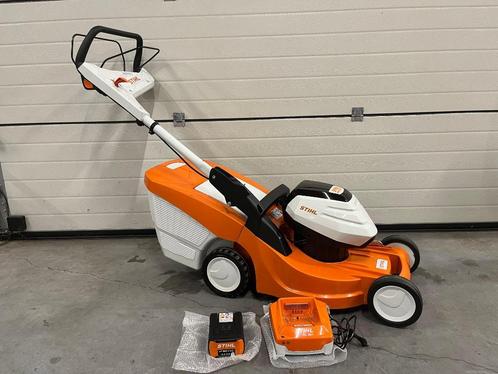 Stihl RMA 448.2 VC accu gazonmaaier + AP 300S accu en lader, Tuin en Terras, Grasmaaiers, Zo goed als nieuw, Accu-grasmaaier, 40 t/m 49 cm