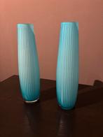 Set van 2 lichtblauwe vazen, Blauw, Ophalen of Verzenden, Minder dan 50 cm, Glas