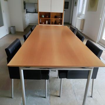 Houten tafel met 6 eetstoelen beschikbaar voor biedingen