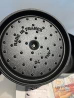 Nieuwe Staub braadpan Eucalyptus 24 cm in de doos, Huis en Inrichting, Keuken | Potten en Pannen, Gietijzer, Nieuw, Ophalen of Verzenden