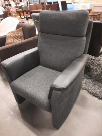 Fauteuil met stoffen bekleding en leuningen met leer bekleed beschikbaar voor biedingen