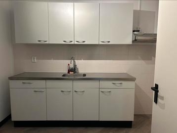 Complete witte keuken met kasten en RVS werkblad beschikbaar voor biedingen