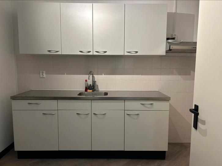 Complete witte keuken met kasten en RVS werkblad, Huis en Inrichting, Keuken | Complete keukens, Zo goed als nieuw, Enkelwandige keuken
