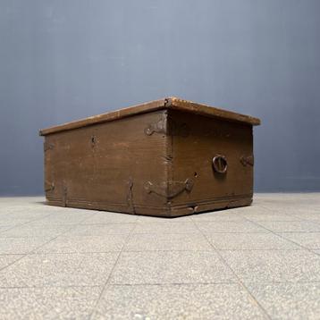 Antieke houten geschilderde Zweedse kist beschikbaar voor biedingen