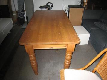 Grenen eettafel met een laatje beschikbaar voor biedingen