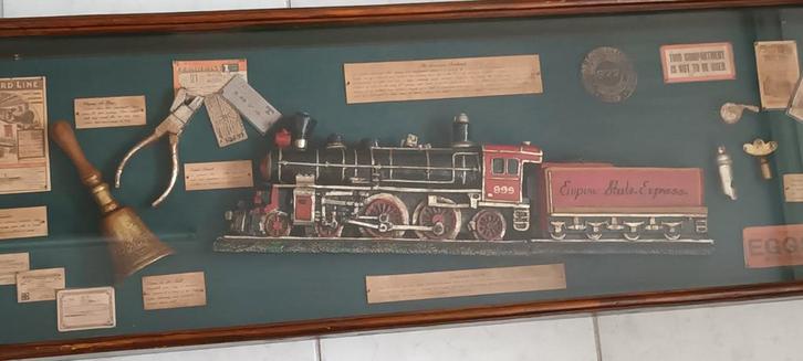 Wandkast met oude Amerikaanse treinattributen, Antiek en Kunst, Kunst | Beelden en Houtsnijwerken, Ophalen