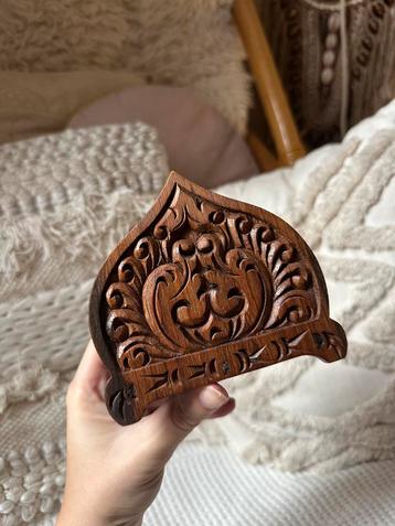 Houtsnijwerk: houten servethouder of brievenhouder uit Bali beschikbaar voor biedingen
