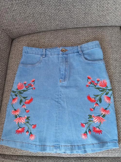 Spijkerrok bloemen borduursel M, Kleding | Dames, Rokken, Zo goed als nieuw, Maat 38/40 (M), Blauw, Boven de knie, Ophalen of Verzenden