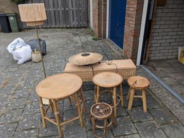 Set van 4 rotan en houten bijzettafels beschikbaar voor biedingen