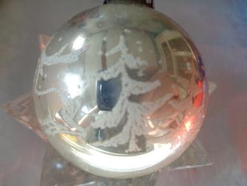 vintage glazen kerstbal met in sneeuw aan gebrachte figuren  beschikbaar voor biedingen