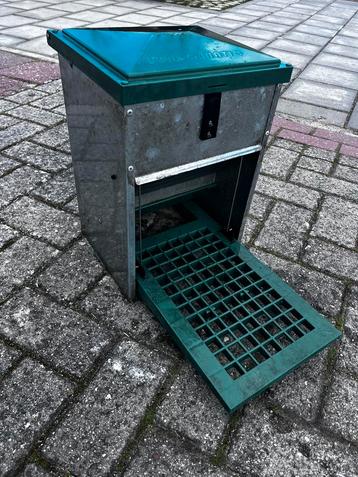 Voerbakkip 5 kg beschikbaar voor biedingen