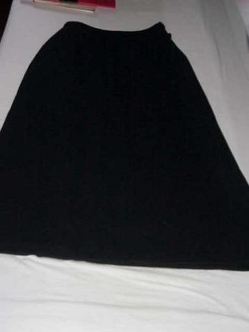 Lange zwarte rok met kleine beschadigingen. beschikbaar voor biedingen