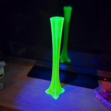 Vaas van uraniumglas of Anna groen glas, annagroen beschikbaar voor biedingen