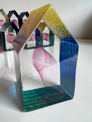 Kosta Boda Art Glass Bertil Vallien ‘Country Living’ House beschikbaar voor biedingen