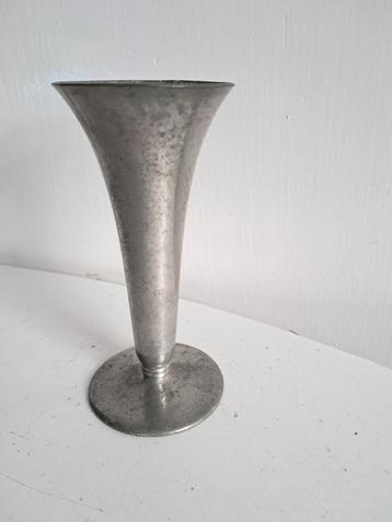 21. Vintage Tinnen Vaasje beschikbaar voor biedingen