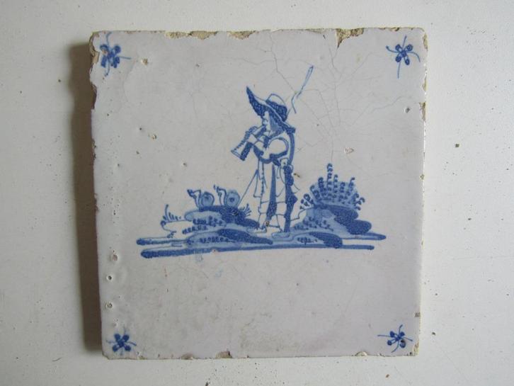 een antieke tegel met een hoornblazende herder., Antiek en Kunst, Antiek | Wandborden en Tegels, Ophalen of Verzenden