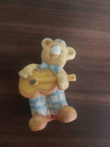 beertje met gitaar beschikbaar voor biedingen
