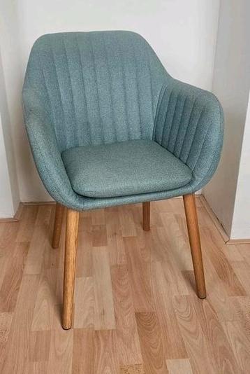 Mooie blauwe fauteuil met houten poten beschikbaar voor biedingen