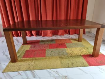 houten eettafel beschikbaar voor biedingen