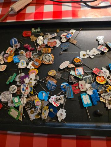 Grote verzameling speldjes beschikbaar voor biedingen