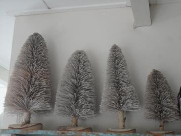 4 verschillende BORSTEL KERSTBOMEN, kerst beschikbaar voor biedingen