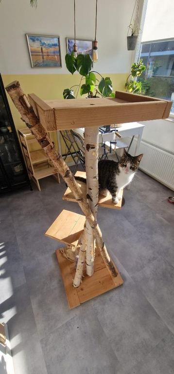 Handgemaakte houten krabpaal / klimtoren  beschikbaar voor biedingen