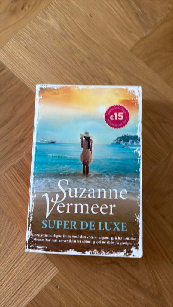 Suzanne Vermeer - Super de luxe, Boeken, Thrillers, Zo goed als nieuw, Nederland, Ophalen of Verzenden