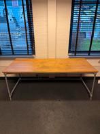 Steigerhouten bureau met metalen onderstel, Huis en Inrichting, Tafels | Eettafels, Ophalen, Gebruikt, Tot twee personen, 50 tot 100 cm