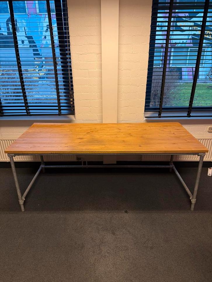 Steigerhouten bureau met metalen onderstel, Huis en Inrichting, Tafels | Eettafels, Gebruikt, 50 tot 100 cm, 150 tot 200 cm, tot twee personen