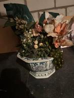 Decoratieve bloemstuk in blauw-witte vaas, Huis en Inrichting, Woonaccessoires | Kunstplanten en Kunstbloemen, Ophalen of Verzenden