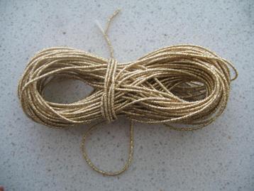 Hobby Koord Wit + Metallic Gouddraad Klosje 15 M Vintage beschikbaar voor biedingen