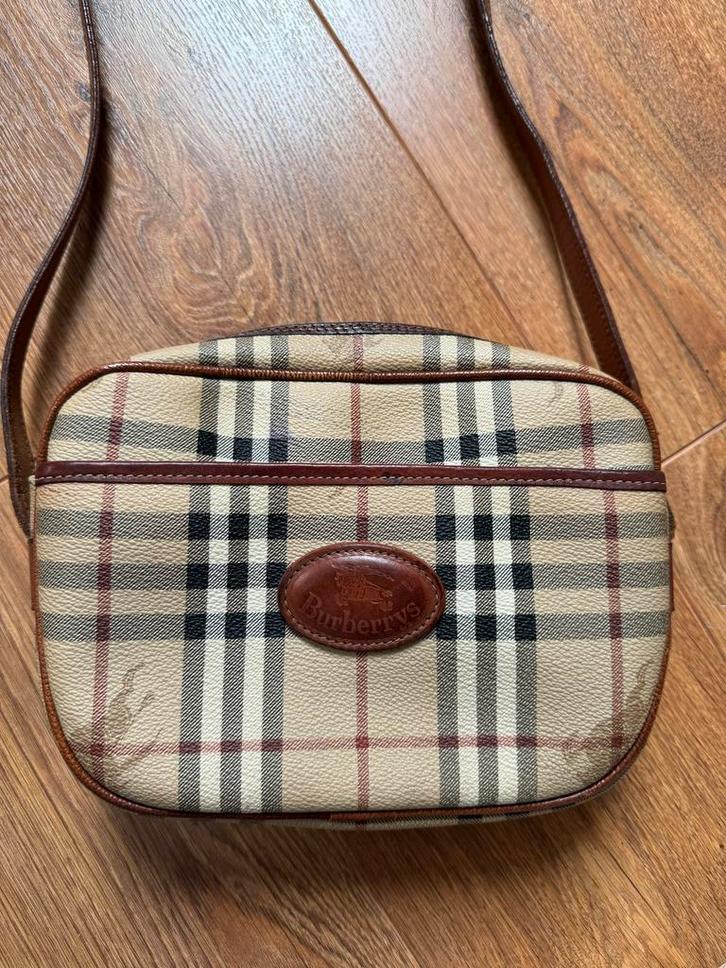 Burberry Messenger Bag - Klassiek Design, Sieraden, Tassen en Uiterlijk, Tassen | Damestassen, Gebruikt, Schoudertasje, Beige