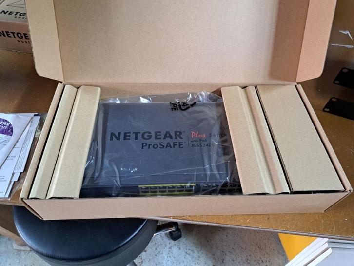 2 stuks Netgear Prosafe Gigabit Plus JGS516PE, Computers en Software, Netwerk switches, Nieuw, Ophalen of Verzenden